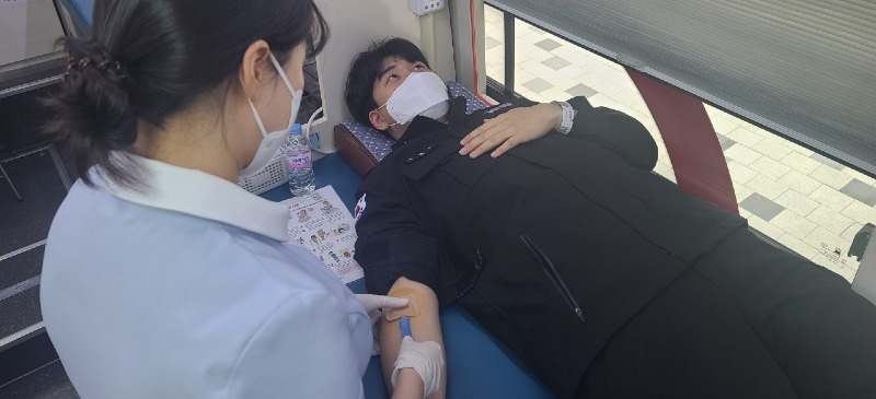 헌혈하는 보령해경 경찰관2.jpg