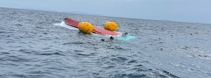 여수해경이 전복 선박에 리프팅백을 설치했다..jpg
