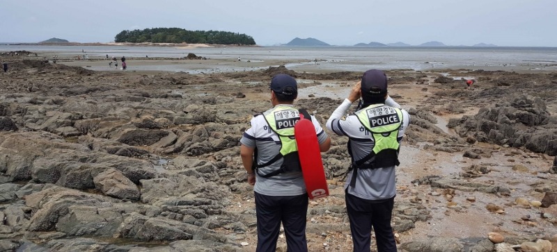 부안해경 변산파출소 직원들이 하섬을 순찰하고 있다..jpg