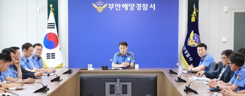성기주 부안해양경찰서장이 잼버리 대응을 자체 회의를 하고 있다..JPG