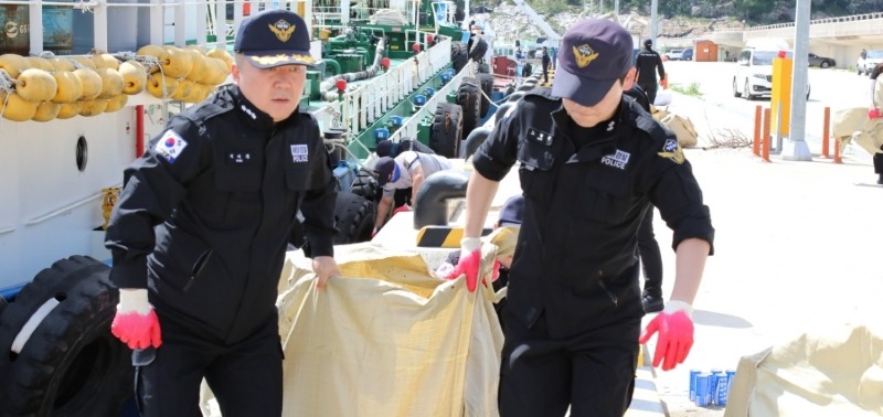 (사진)해양경찰관들이 해양쓰레기를 수거해 육상으로.JPG