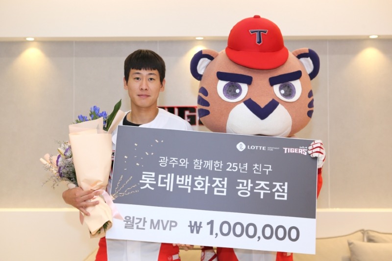 (230830)박찬호, 롯데百 광주점 7월 MVP 수상.jpg