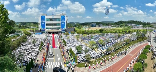 [크기변환]4_8일_이만희_총회장이_방문한_신천지_맛디아지파_청주교회에서_모여든_신천지예수교회_교인들의_모습.JPG