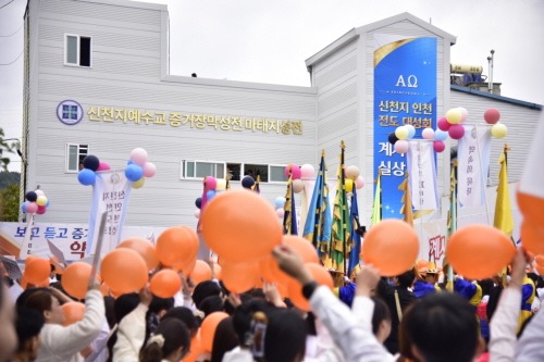 [크기변환]2_‘신천지_인천_전도_대성회’가_6일_열린_가운데_성도들이_참석자를_환영하는_모습.JPG