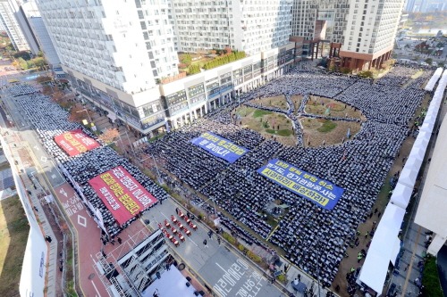 [크기변환]사진_2_15일_정오_경기도청_앞에서_편파적인_종교탄압_규탄_결의대회가_열린_모습.jpg