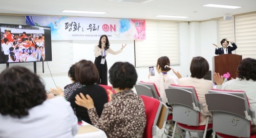 2_가수_이수연_씨가_24일_강원_원주시에서_열린_평화로_우리_ON_행사에서_공연하고_있다.JPG