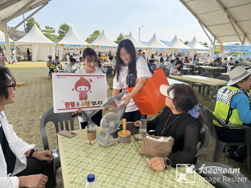 mini_충주시, 세계 헌혈자의 날 기념 ‘생명나눔 헌혈 홍보 캠페인’ 전개 (1).jpeg