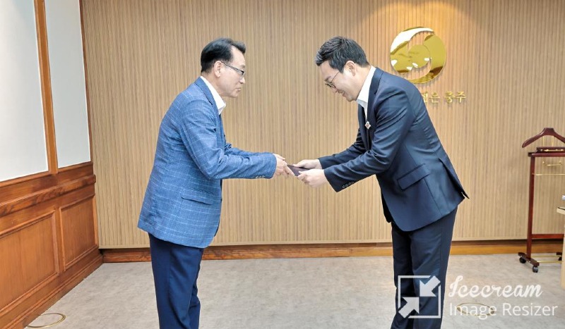 mini_충주시, (재)충주문화관광재단 신임 이사장 임명(임명장 수여식 왼쪽 권혁중 전 문화체육관광부 부이사관, 오른쪽 이동석 충주시장).jpg