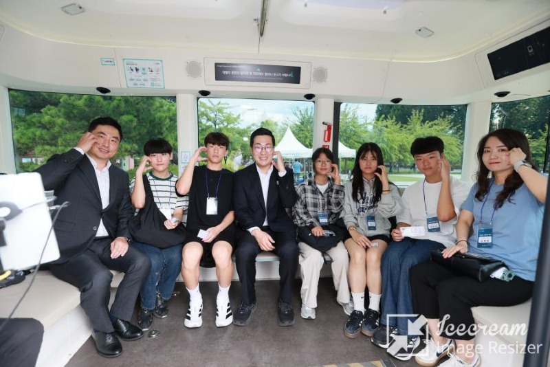 mini_미래를 태우고 달리다’… 충주 탄금공원 자율주행 셔틀, 정식 운행 시동 (1).JPG