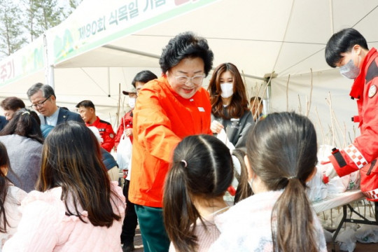 1. 이천시, ‘제80회 식목일 기념 나무 나눠주기 행사’ 성료1 (1).jpg