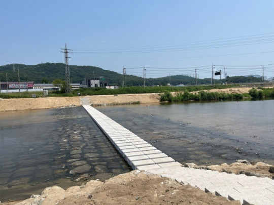 이천시, 복하천 징검다리 공사 완료…자연과 사람을 잇는 열린 수변공간 조성.jpg