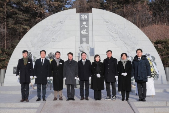 이천시의회(현충탑 참배).jpg