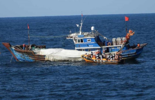 목포해경이 검문검색을 위해 등선준비를 하고 있다.jpg