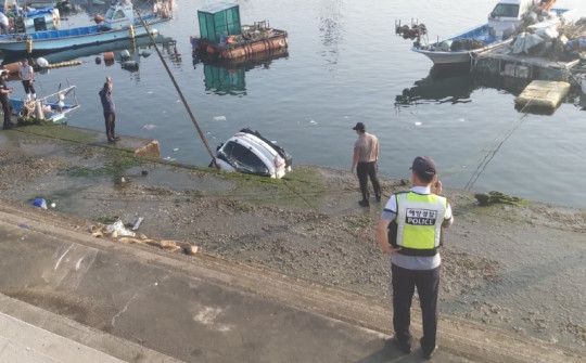 210609 가력도항내 차량내 익수자 1명구조 (2).jpg