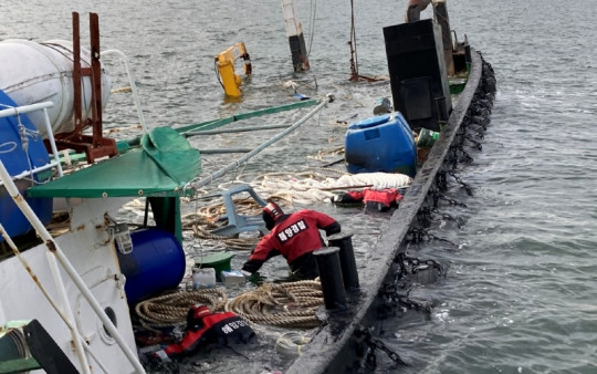 침수선박에 올라 선박을 수색중인 해경 구조대2.jpg