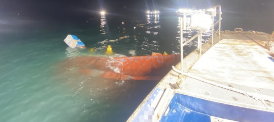 충돌로 전복된 어선(1).jpg