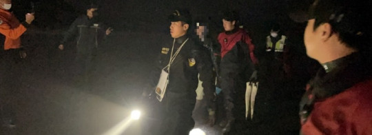 대천방조제에서 고립자를 구조하는 해경구조대2.jpg