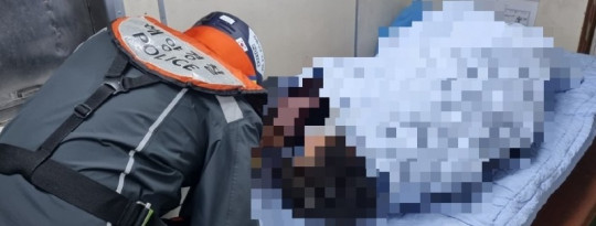 2. 목포해경이 경비함정 내에서 응급환자의 상태를 수시로 확인하며 응급처치를 실시하고 있다.jpg