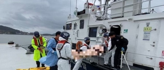 2. 목포해경이 의식이 미약한 섬마을 응급환자를 이송하고 있다(2).jpg