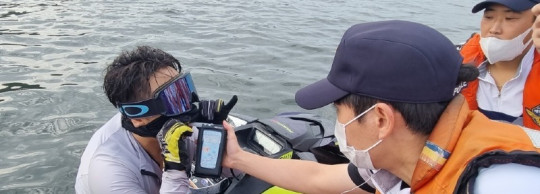 여수해경이 수상레저객 음주측정을 하고있다.jpg