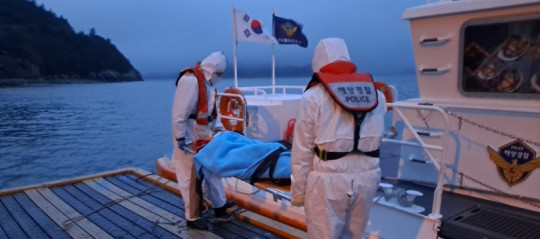 섬지역 응급환자를 구조정이 긴급이송하고 있다.(1).jpg