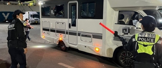 목포해경이 선박을 통해 제주에서 육 불시에 임검하고 있다.jpg