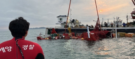 전복선박 인양작업 사진(선내 그물 등 장애물 다수 산재) 1.jpg