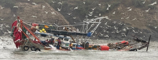 목포해경이 좌초, 침수된 선박에 올라 구조작업을 실시하고 있다.jpg