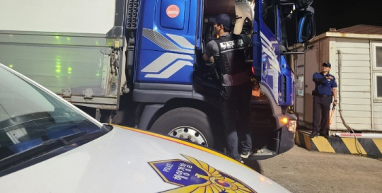 목포해경이 무사증 밀입국 단속을 실시하고 있다(1).jpg