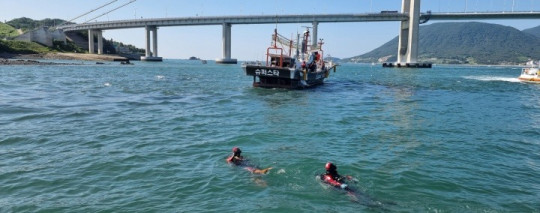 좌초선박에 접근중인 여수해경.jpg