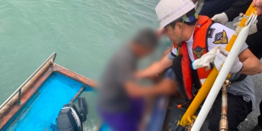 도 인근 해상에 표류됐던 선장을 구조하고 있다.jpg