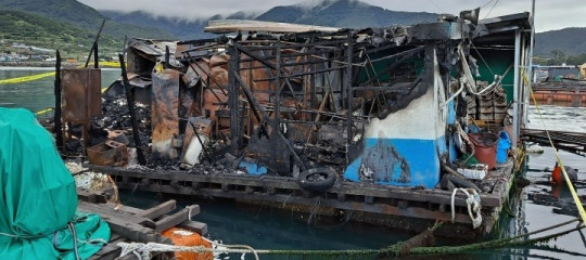 돌산 가두리양식장 화재로 전소된 창고.jpg