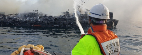 선박 화재진압하는 여수해경(2).jpg