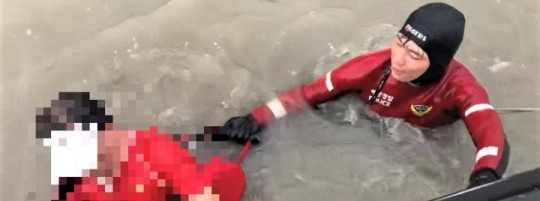 목포해경이바다에 직접 입수해 고 있다.jpg