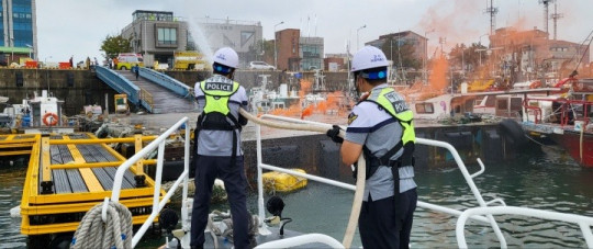 (자료사진 1) 군산해경과 소방이 비응항 일원에서 합동 훈련을 진행 했다.jpg