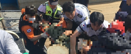 지난 22일 어창 작업 중 머해 옮겨지고 있다.jpg