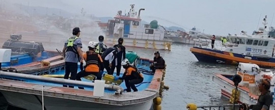 22.09.01완도해경, 민ㆍ관 합동 정박어선 화재진압 훈련 실시.jpg