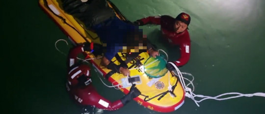 고립자 구조중인 보령해경 구조대 2.png