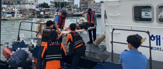 목포해경이 21일 목를 육지로 이송하고 있다.jpg