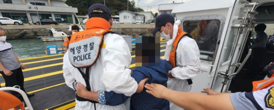 여수해경이 응급환자를 이송fwr하고 있다(3).jpg