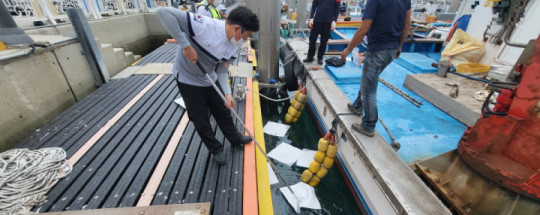 22.09.29완도해경, 완도항 신항만 선저폐수 불법배.png