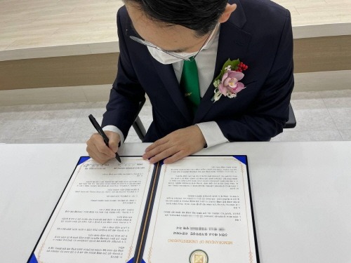 [크기변환]신천지예수교 이기원 요한지파장이 타 교회와 신천지예수교회 간의 말씀교류 업무협약을 체결하고 있다..jpg