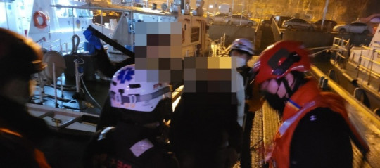 23일 부안해경이 위도 응급환자를 이송하고 있다.1.jpg