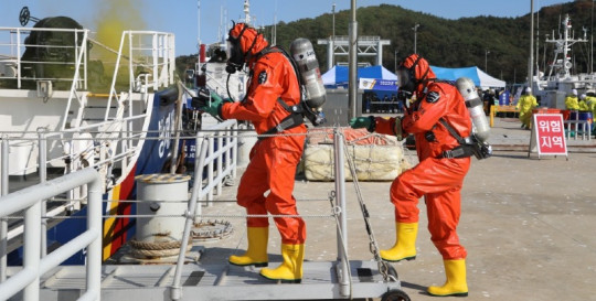 보령해경이 선박 내 암모니아 유출물질을 탐지하는 모습.jpg