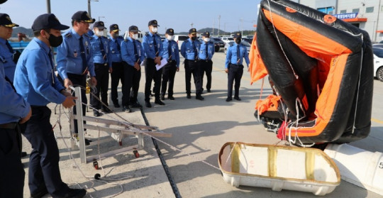 목포해경이 31일 경비함정 구명뗏목 팽창시험을 실시하고 있다.JPG