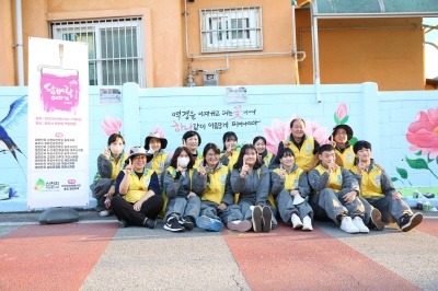 [크기변환]지난_25일_충주_문화동_한_주택벽에_'담벼락_이야기'를_진행한_후_신천지자원봉사단_강원지부_봉사자들이_기념촬영을.jpg