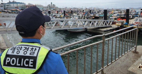 대천항 정박어선 안전관리중인 보령해경.jpg
