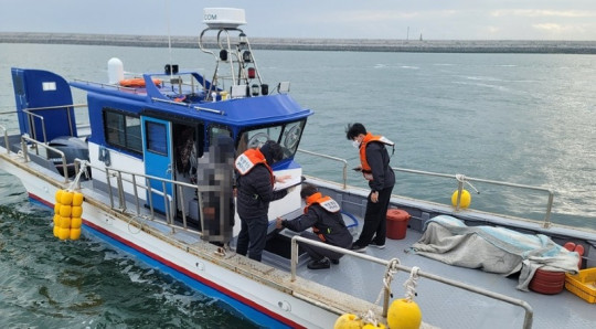 (자료사진 1) 군산해경 형사기동정에서 단속을 벌이고 있다..jpg