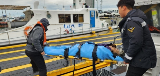 목포해경이 3일 탈진증상을 보인 진도군 대마도 응급환자를 이송하고 있다.jpg