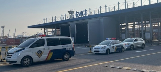 광양항 긴급화물 호송지원에 나선 해양경찰 순찰차와 형사기동차량.jpg